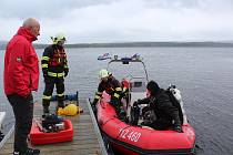 Krumlovští vodní záchranáři ve spolupráci s hasiči z Černé v Pošumaví připravují dráhu pro ponor.