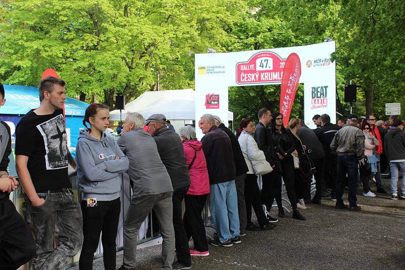 Sedmačtyřicátý ročník Rallye Český Krumlov byl v pátek odpoledne zahájen v Jelence.