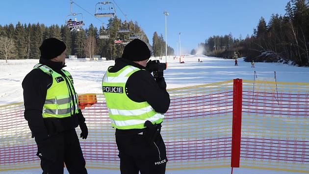 Jihočeští policejní preventisté vyrazili do skiareálu Lipno.