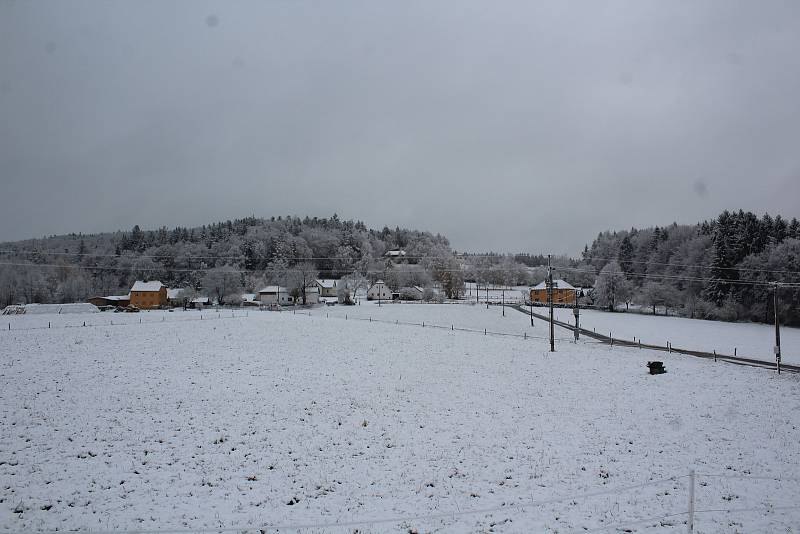 Na Nové Hospodě v sedle mezi Brlohem a Chvalšinami také leží sníh. Před desátou dopolední tam byl 1° C.