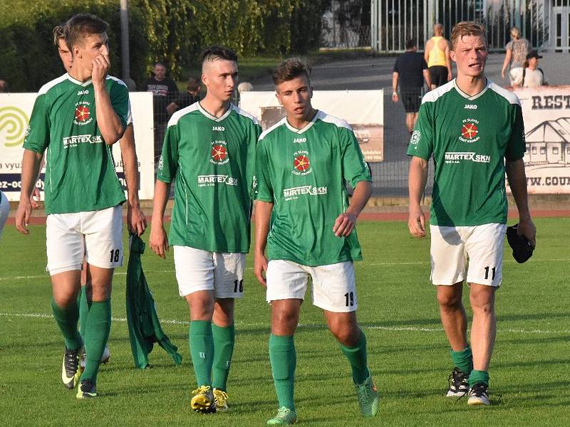 Divize (skupina A) - 3. kolo: TJ Spartak Soběslav (modročervené dresy) - FK Slavoj Český Krumlov 3:0 (1:0).