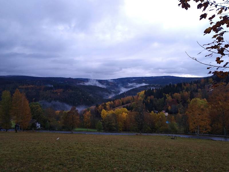 Tereziánské babí léto na Šumavě. Na snímku je údolí Vydry.