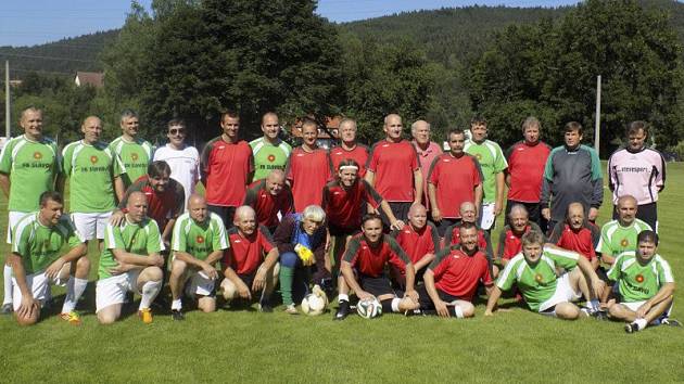 Oslavy sedmdesátin fotbalu ve Větřní zahájilo páteční utkání starých gard hráčů nad 35 let větřínského SK a českokrumlovského Slavoje (na společném snímku), v němž po přestřelce zvítězili hosté z okresního města.