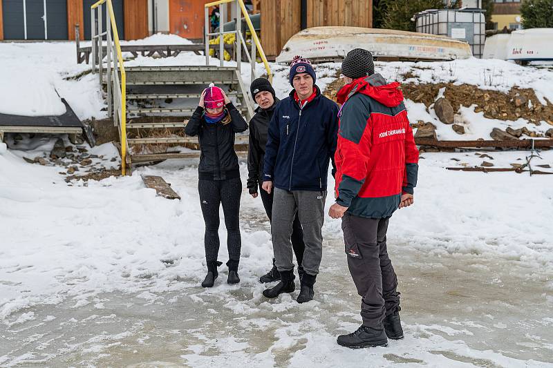 Studenti Jihočeské univerzity České Budějovice absolvovali v Dolní Vltavici kurz záchrany tonoucího z ledu.
