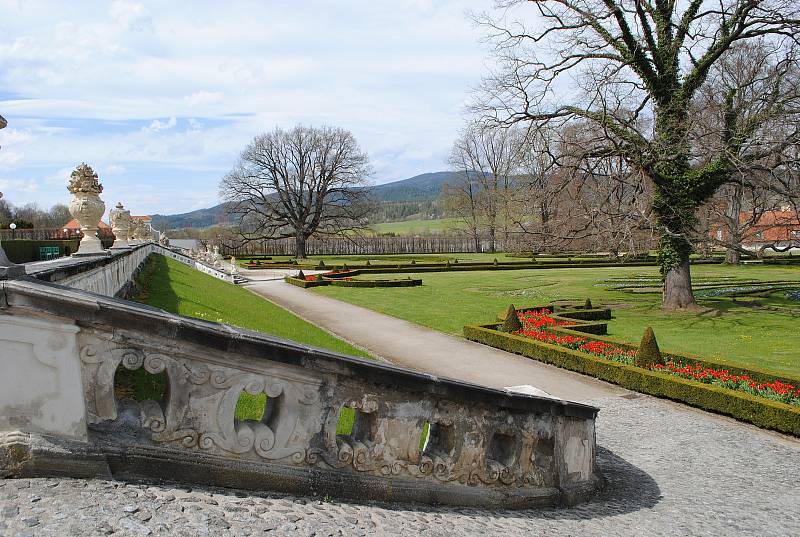 Zámecká zahrada v Českém Krumlově rozkvetla, rozzářily ji hlavně tulipány.