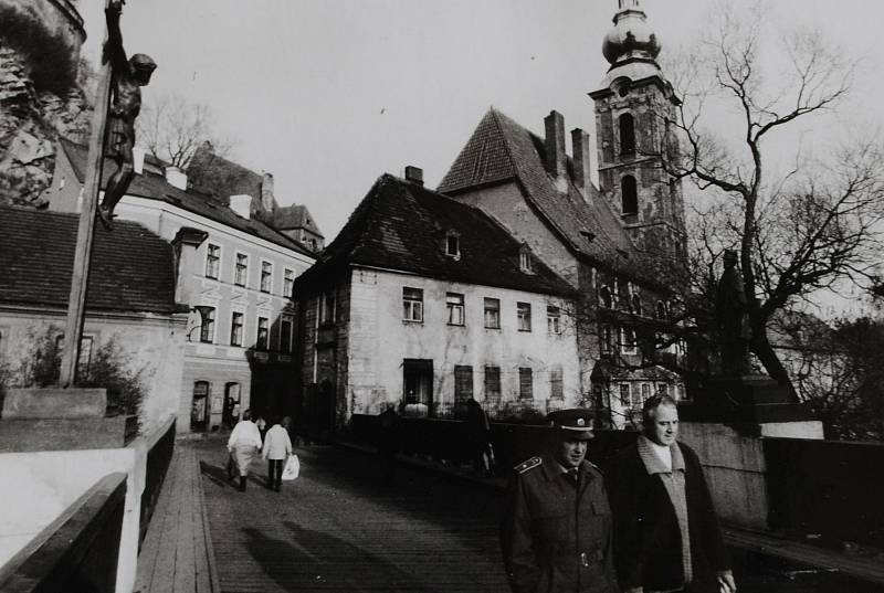 Český Krumlov v roce 1987. Nově instalovaný krucifix a socha Jana z Nepomuku na Lazebnickém mostě, březen.