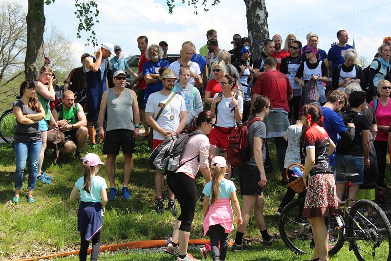 V sobotu 18. května se do Chlumu sjelo na dvě lidí na ChluChlu, prestižní recesistický závod s charitativním posláním, aby podpořili Báru Šebelkovou.