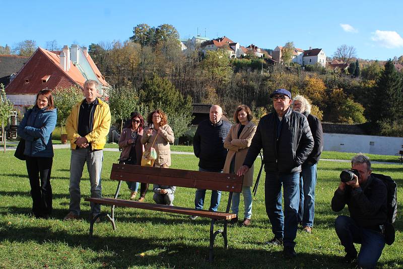 Festival vína Český Krumlov 2021 byl tradičně zahájen na vinici v klášterní zahradě. Návštěvníci mohli mimo jiných ochutnat pití z odrůdy Solaris pěstované v Českém Krumlově. Takže víno ročníků 2017, 2018, 2019. Také výbornou grappu z roku 2018, vínovici 