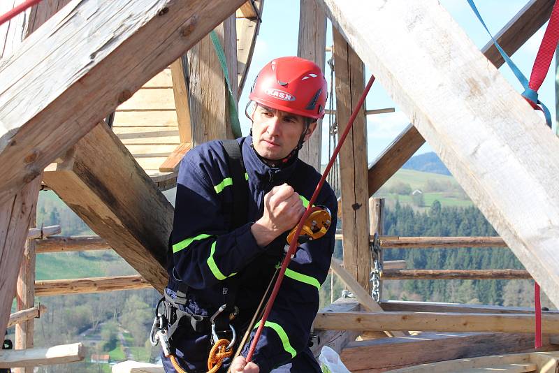 Lezecká skupina Územního odboru Český Krumlov HZS JčK spouštěla na laně z horní plošiny středověkého lešení na Jakobínce při taktickém cvičení dva raněné. Zásahu velel Marek Voldřich.