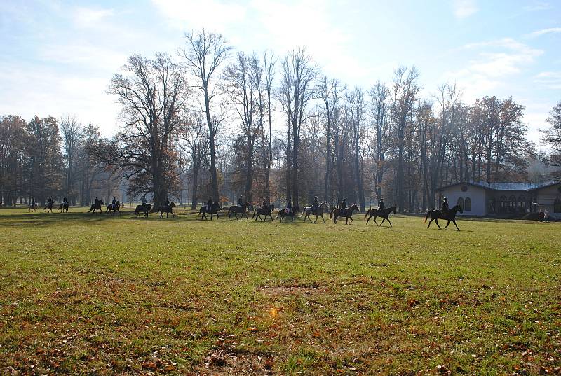 Hubertova jízda v zámeckém parku v Červeném Dvoře.