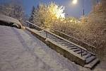 Čerstvá sněhová nadílka v pátek ráno v Českém Krumlově.