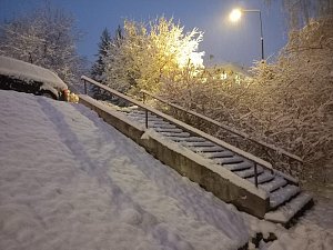 Čerstvá sněhová nadílka v pátek ráno v Českém Krumlově.