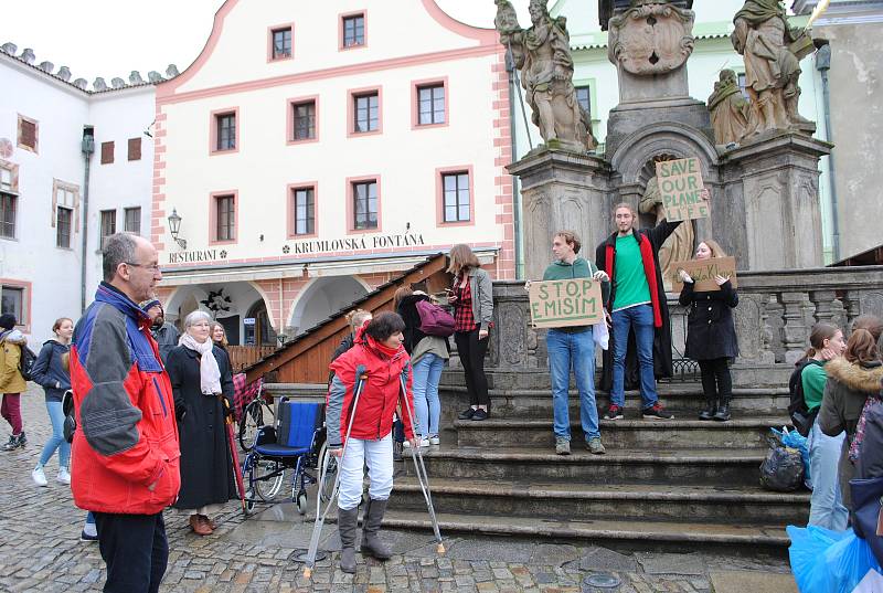 Studenti gymnázia a školy sv. Anežky se sešli na náměstí, připojili se ke globální demonstraci za ochranu klimatu a životního prostředí.