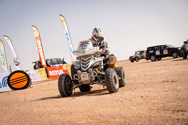 Africa Eco Race pokračovala čtvrtou etapou, po níž čtyřkolkař Zdeněk Tůma klesl mezi motocyklisty na patnáctou pozici