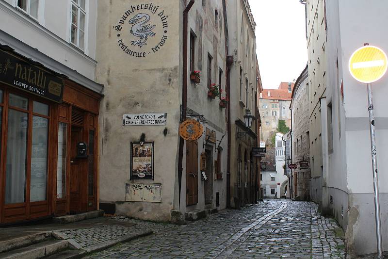 Český Krumlov a zámek už zase zejí neobvyklou prázdnotou.