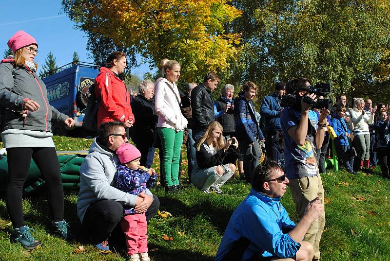 Podzimní zamykání Vltavy v kempu Krumlov.