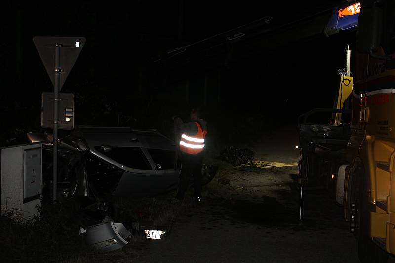 Srážka auta s vlakem u Holkova. Kolem 20 hodin nastala příprava k odvezení havarovaného automobilu odtahovou službou.