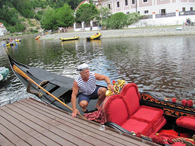 Benátskou gondolu i s jejím gondoliérem Petrem Žabou na Vltavu v Krumlově spustil jeřáb z Benešova mostu.