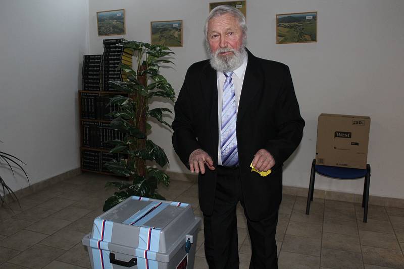 Několik voličů v Benešově nad Černou volilo ve svátečním.