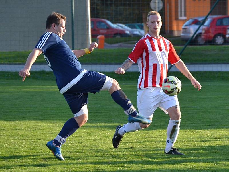 Okresní přebor muži - 6. kolo: FK Dolní Dvořiště (modré dresy) - TJ Smrčina Horní Planá 2:1 (2:1).