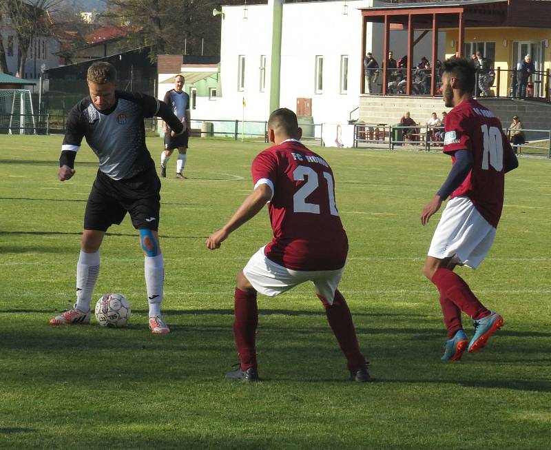 Duel kaplického béčka (v černobílém) s týmem FC Romo český Krumlov trval jen 33 minut. Poté jej musel rozhodčí za stavu 10:0 ukončit pro příliš malý počet hráčů hostujícího mužstva