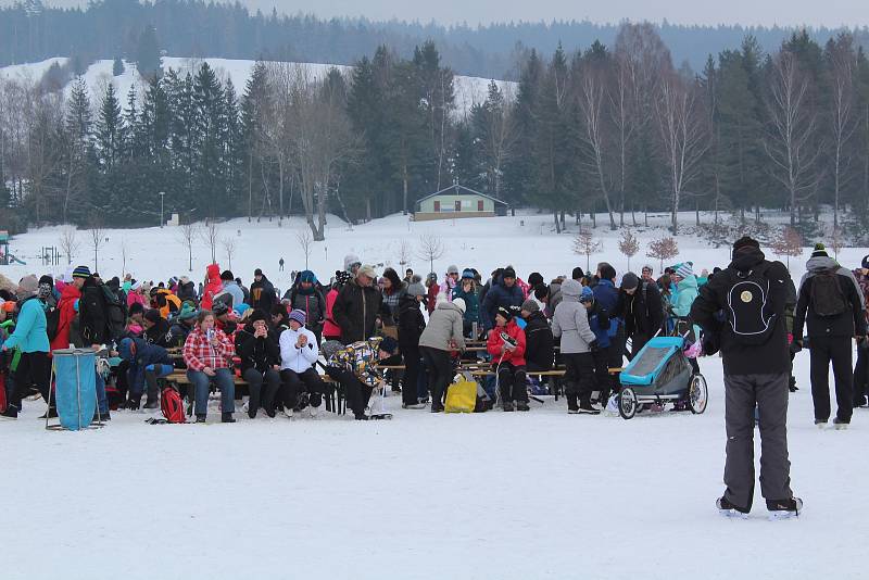 Tisíce lidí dorazily o víkendu zabruslit si na Lipno.