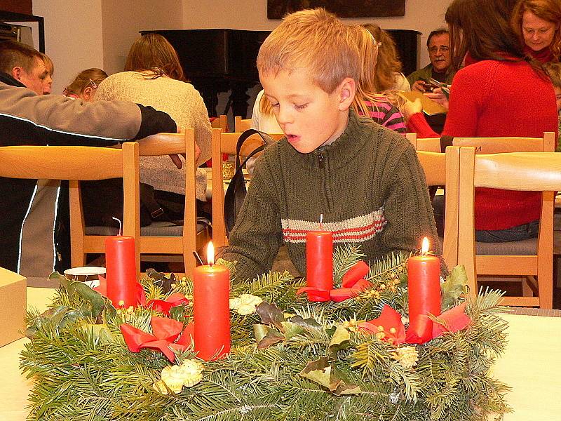 Výstava betlémů, ručně šitých medvědů a panenek v českokrumlovském muzeu.