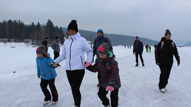 Tisíce lidí vyrazily zabruslit si na Lipno. To už je ale minulost. Letos byla ledová magistrála v provozu celkem devět dnů od oficiálního otevření.