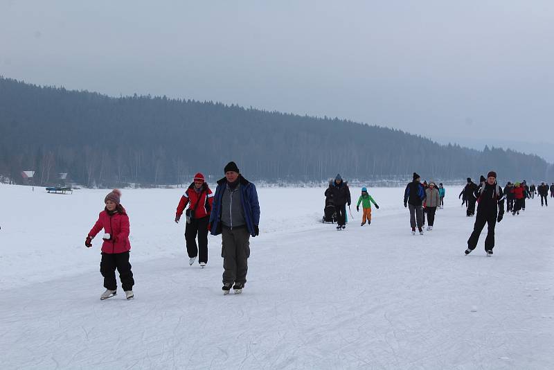 Tisíce lidí dorazily o víkendu zabruslit si na Lipno.