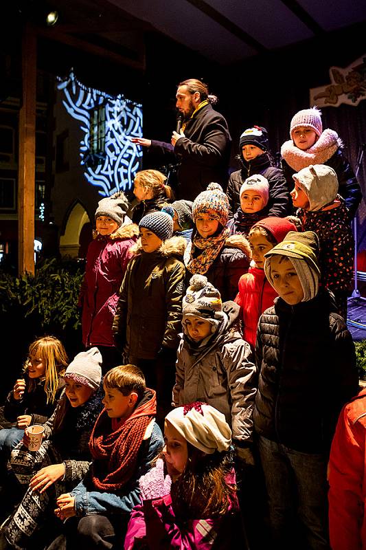 První adventní neděle a rozsvícení stromu na krumlovském náměstí.