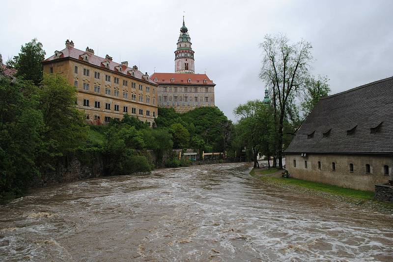 Povodně v Českém Krumlově v roce 2013. Ze břehů se vylila Polečnice, zahrozila i Vltava v centru. Pod vodou skončily hospodské zahrádky i auta.