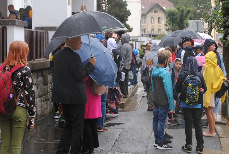 Povinná dezinfekce ve vestibulu školy čekala na žáky českokrumlovské ZŠ T. G. Masaryka.