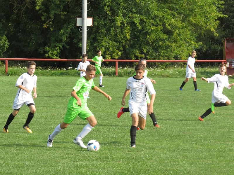 Oblastní I.A třída starší žáci (skupina A) - 1. kolo: FK Spartak Kaplice (bílé dresy) - TJ Lokomotiva Veselí nad Lužnicí 4:2 (1:2).