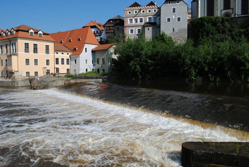 Vltava v Českém Krumlově 6. července 2022, tedy den po tragédii, kdy se na jezu pod kostelem utopil vodák.