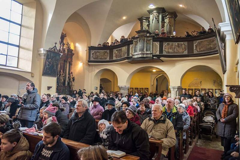 Poslední mše ve velešínské farnosti P. Martina Bětuňáka.