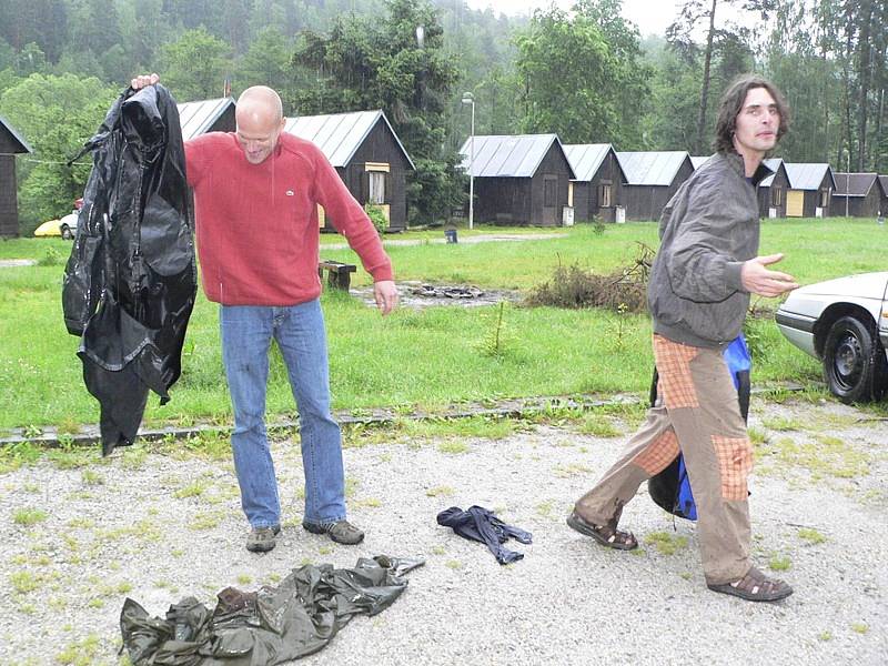 Tito hoši po příjezdu do kempu vylévali loď a balili vodou nasáklé věci, ve kterých se ve Vltavě vykoupali. V sobotu odpoledne toho měli dost.