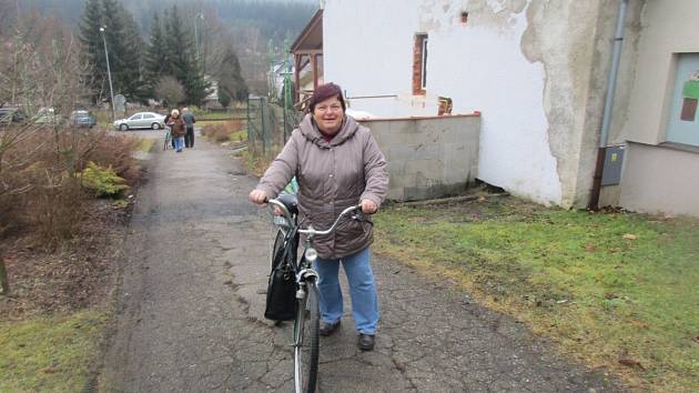 V Loučovicích sídlí komise dvou okrsků v jedné místnosti, to znamená v sále tamního kulturního domu. V pátek odpoledne lidé přicházejí volit v celkem hojném počtu.