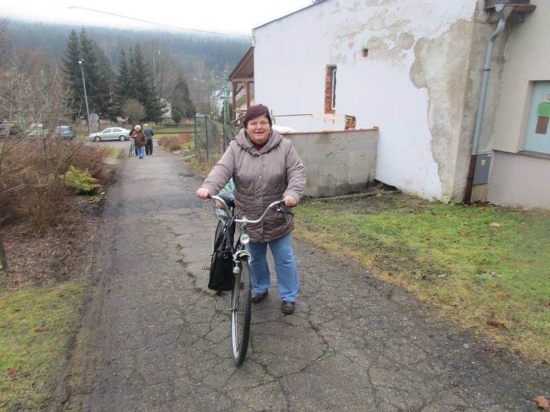 V Loučovicích sídlí komise dvou okrsků v jedné místnosti, to znamená v sále tamního kulturního domu. V pátek odpoledne lidé přicházejí volit v celkem hojném počtu.