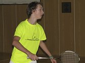 Křemežský mladíček Petr Beran (na snímku z domácích kurtů) je velkou nadějí okresního badmintonu pro nadcházející Mistrovství České republiky staršího žactva, což v Pardubicích potvrdil ziskem dvou zlatých a jedné stříbrné medaile.