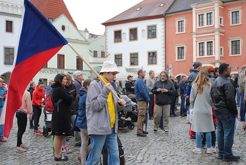 Dvakrát víc lidí než minule přišlo na krumlovské náměstí Svornosti vzkázat premiérovi, že už toho bylo dost.