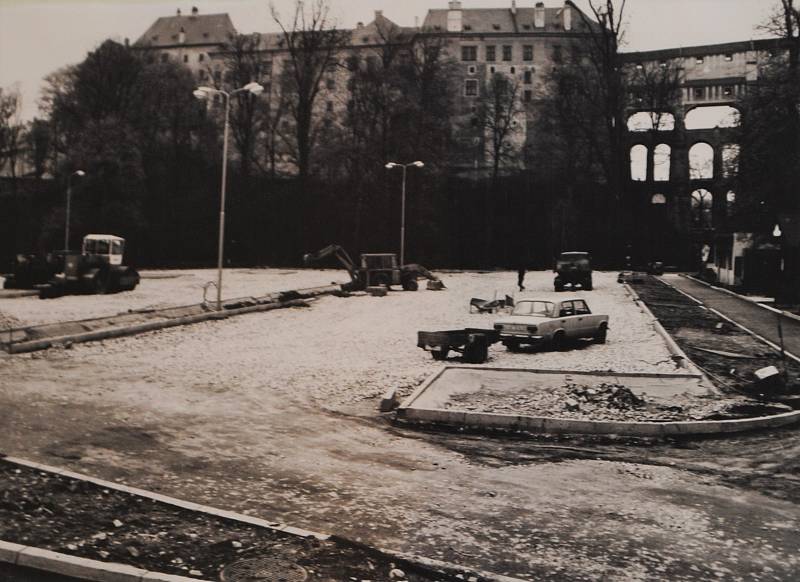 Výstavba parkoviště v Jelení zahradě  v dubnu 1991.