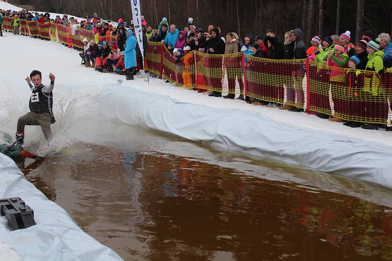 Šestačtyřicet nadšenců na lyžích a na snowboardech zakončilo zimní sezónu stylově, velikonočním přejezdem Lipenské louže.