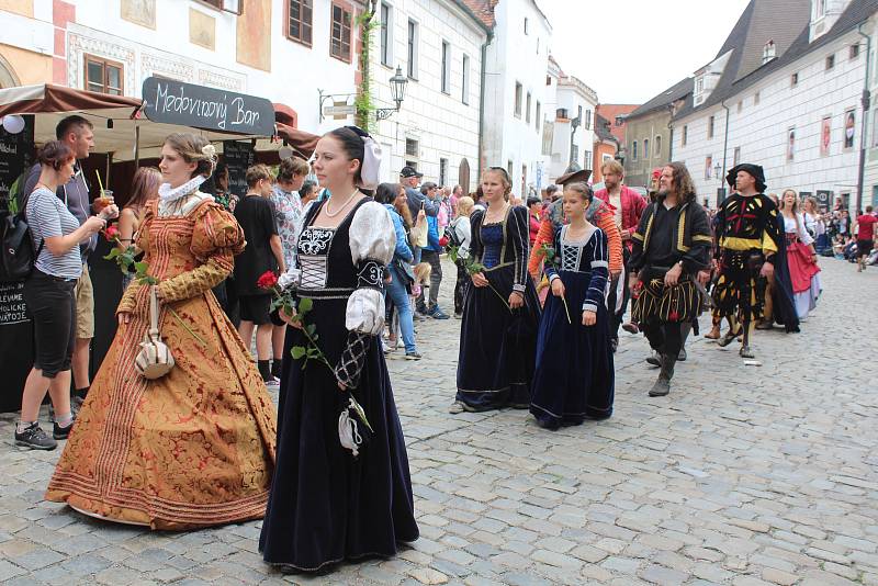 Krásnou podívanou opět návštěvníkům Krumlova připravil hlavní kostýmovaný průvod Slavností pětilisté růže.