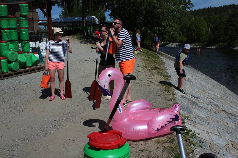 Vodáci startují na vodu z Vyššího Brodu. Na řece a kolem ní bude rušno.