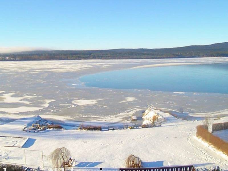 Zamrzlé Lipno na Dolní Vltavici, 14. ledna 2022.
