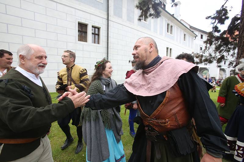 Český Krumlov se probouzí k životu. V sobotu ve dvě hodiny odpolende vyšel historický průvod z pátého zámeckého nádvoří. Zahájil tak kvůli Covidu-19 letos opožděnou sezónu.