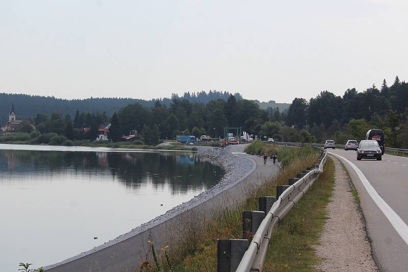 Cyklostezka lemující hráz mezi Černou v Pošumaví a Hůrkou.