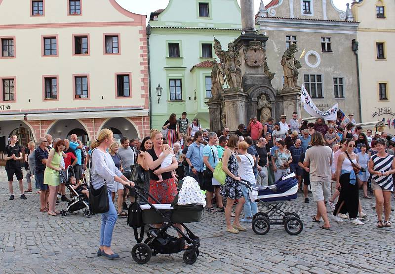 V Českém Krumlově se za nezávislou justici a proti premiérovi demonstrovalo už počtvrté.