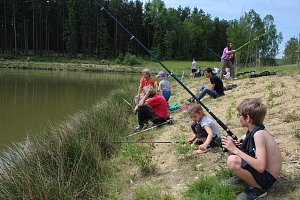 Dětská rybářská soutěž na Rožnovském rybníce u Hubenova.