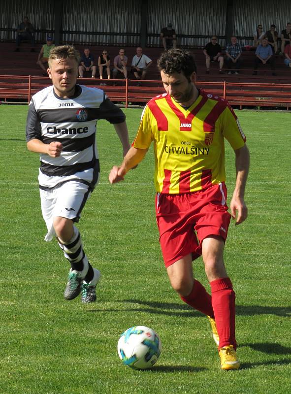 Oblastní I.B třída (skupina A) - 25. kolo: FK Spartak Kaplice (černobílé dresy) - Sokol Chvalšiny 9:2 (4:1).